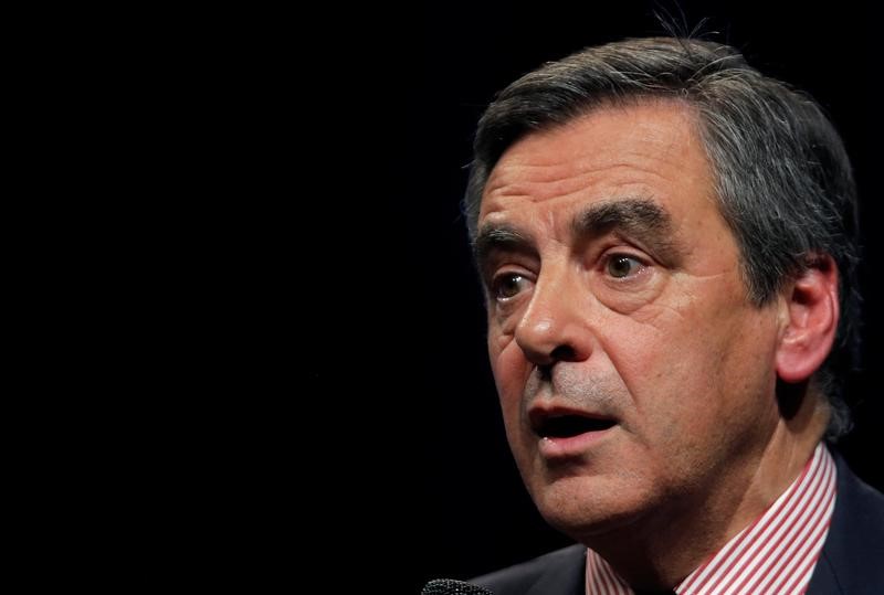 © Reuters. Francois Fillon delivers a speech during a political rally as he campaigns for his party presidential primary in Strasbourg