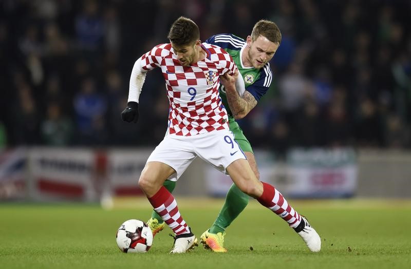 © Reuters. Northern Ireland's Lee Hodson in action with Croatia's Andrej Kramaric