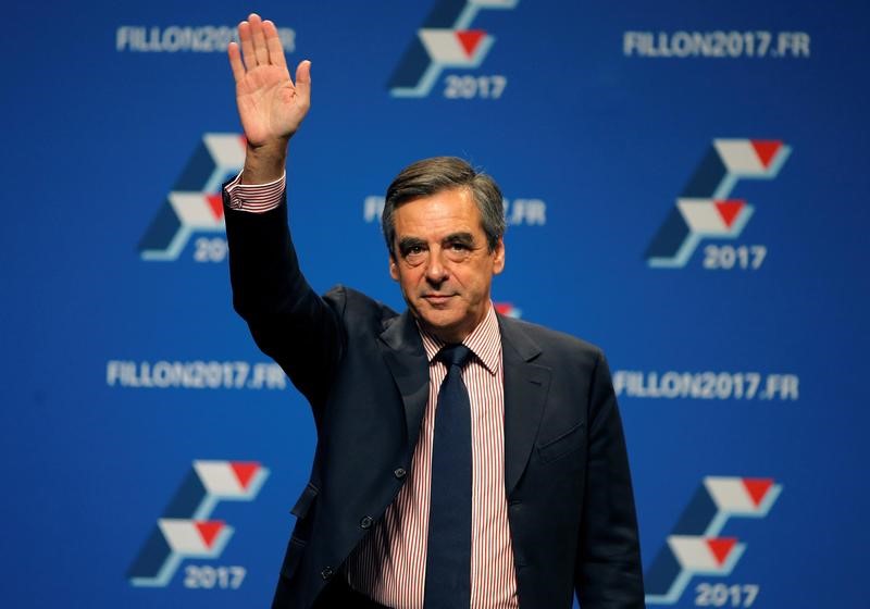 © Reuters. French politician Francois Fillon, member of the conservative Les Republicains political party, arrives to attend a political rally as he campaigns for his party presidential primary in Strasbourg