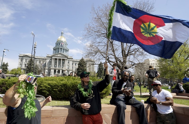 © Reuters. A man waves a Colorado flag with a marijuana leaf on it at Denver's annual 4/20 marijuana rally in front of the state capitol building