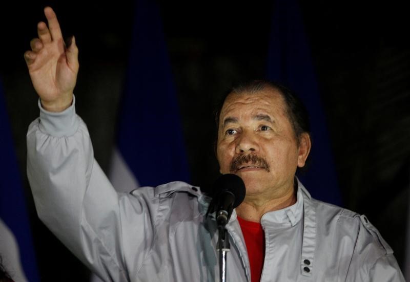 © Reuters. Daniel Ortega speaks to the media after casting his vote at a polling station during Nicaragua's presidential election in Managua