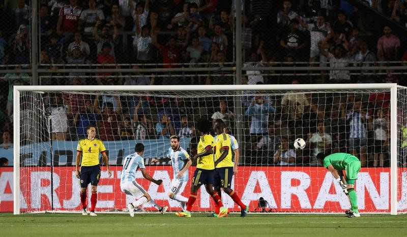 © Reuters. ميسي الرائع يعيد الأرجنتين لطريق التأهل لكأس العالم