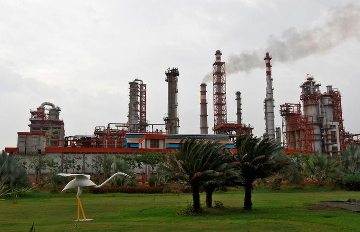 © Reuters. An oil refinery of Essar Oil, which runs India's second biggest private sector refinery, is pictured in Vadinar