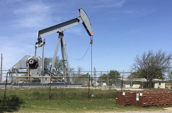 © Reuters. Нефтяной станок-качалка в городе Вельма, штат Оклахома