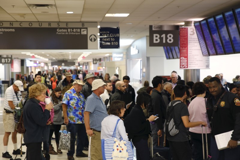 © Reuters. Passengers board their flight at Hartsfield–Jackson Atlanta International Airport in Atlanta, Georgia