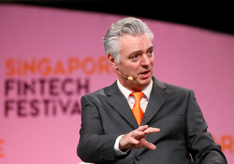 © Reuters. Britain's economic secretary to the treasury Simon Kirby speaks at the Singapore Fintech Festival in Singapore