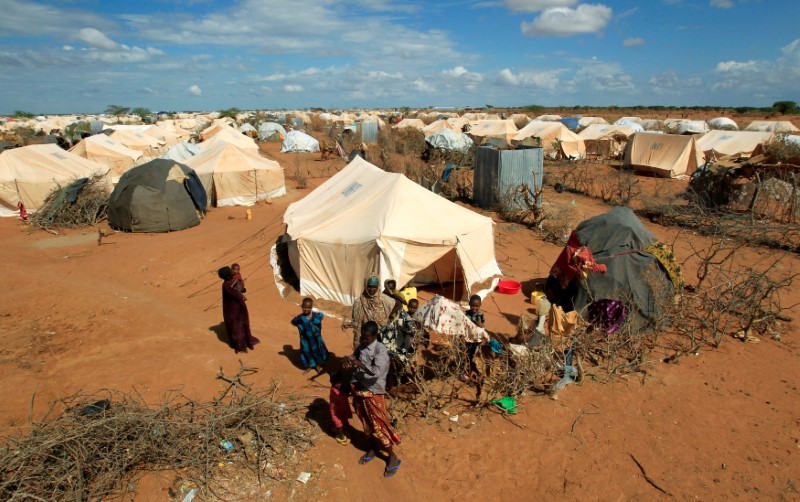 © Reuters. Refugees stand outside their tent at the Ifo Extension refugee camp in Dadaab, near the Kenya-Somalia border in Garissa County, Kenya