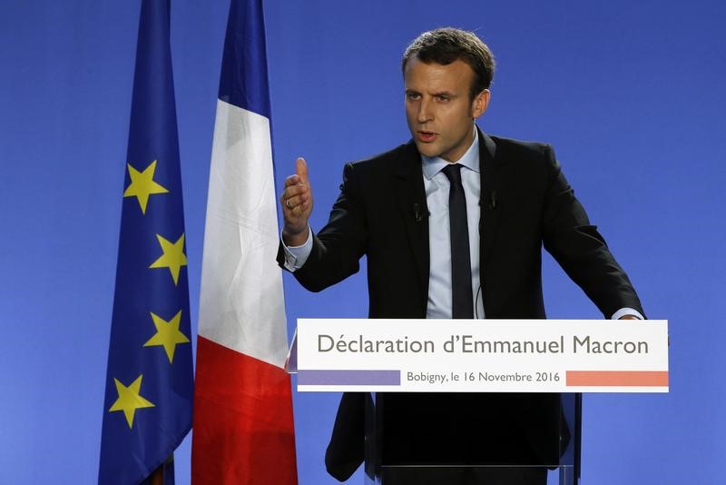 © Reuters. المصرفي السابق ماكرون ينضم إلى مرشحي السباق الرئاسي الفرنسي