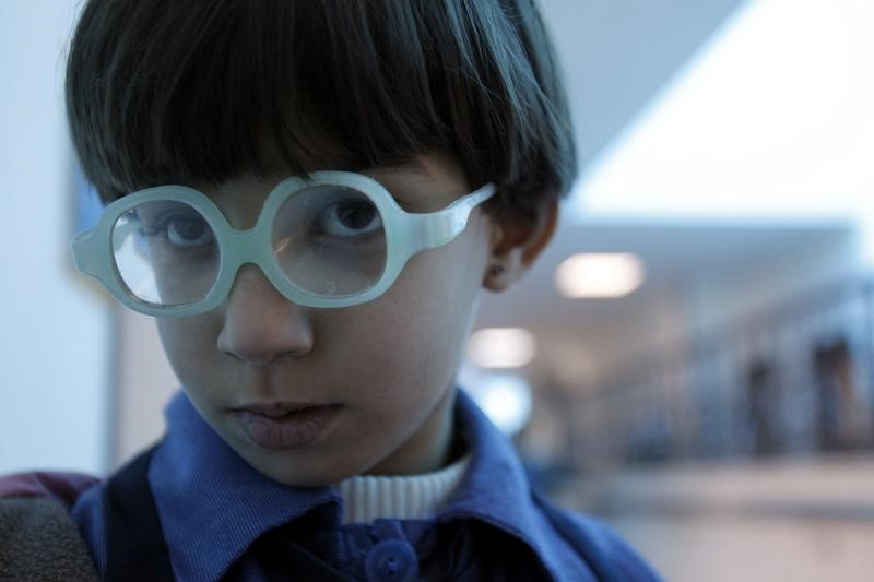 © Reuters. دراسة تظهر أن الالتزام باستخدام النظارة مرتبط بتحسن الإبصار
