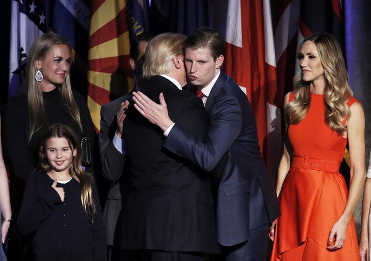 © Reuters. U.S. President-elect Donald Trump embraces his son Eric Trump during his election night rally in Manhattan