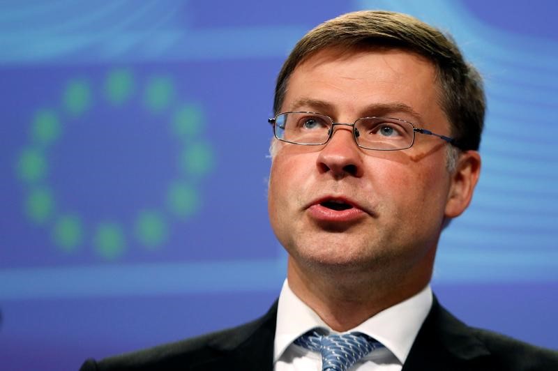 © Reuters. EC Vice-President Dombrovskis addresses a news conference in Brussels