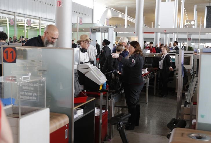 © Reuters. Passageiros em posto de segurança no aeroporto Charles de Gaulle, na França