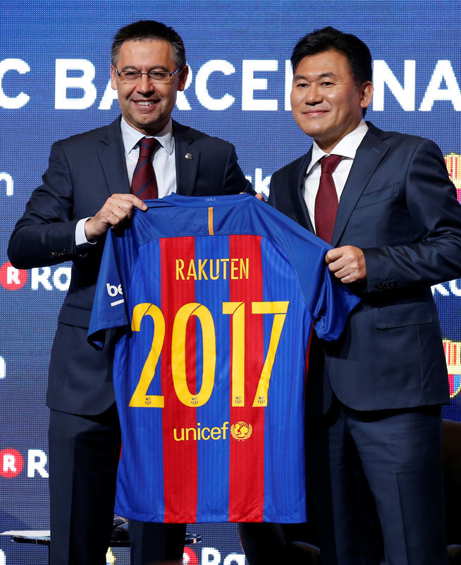 © Reuters. El Barcelona firma un contrato de patrocinio con el grupo japonés Rakuten