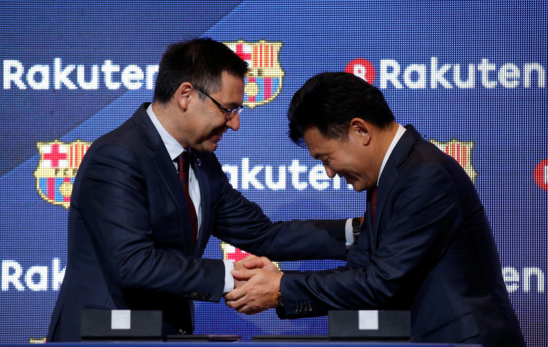 © Reuters. FC Barcelona's President Josep Maria Bartomeu and Rakuten's President and CEO Hiroshi Mikitani shake hands after signing a contract as main sponsor in Barcelona