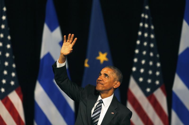 © Reuters. U.S. President Barack Obama acknowledges applause after delivering a speech in Athens, Greece