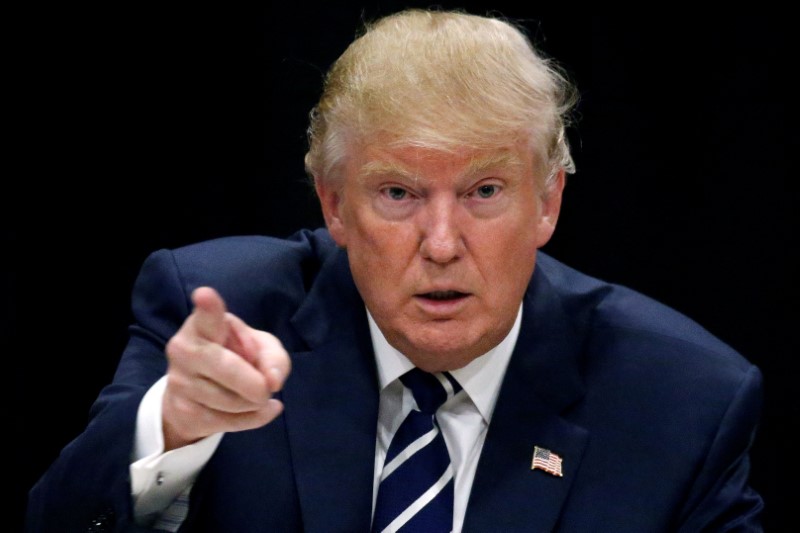 © Reuters. U.S. Republican presidential nominee Donald Trump appears at a campaign roundtable event in Manchester