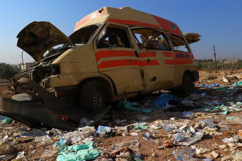 © Reuters. Поврежденная машина скорой помощи после авианалета на город Атареб в окрестностях Алеппо