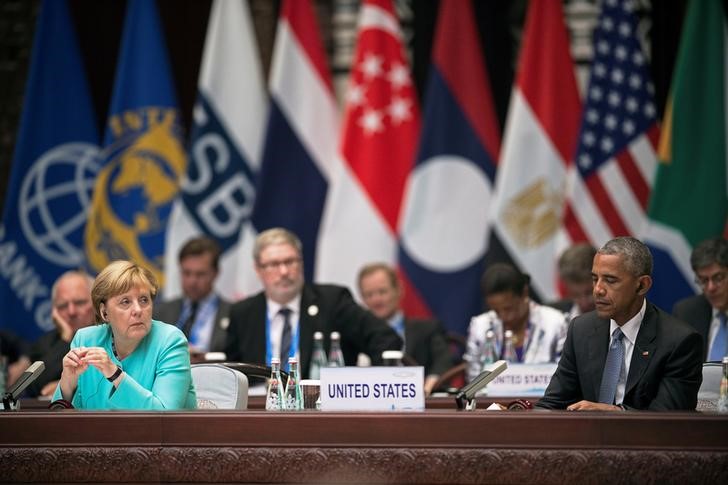 © Reuters. U.S. President Barack Obama and German Chancellor Angela Merkel attend the opening ceremony of the G20 Summit in Hangzhou