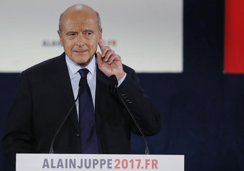 © Reuters. JUPPÉ RESTE EN TÊTE DANS UN SONDAGE