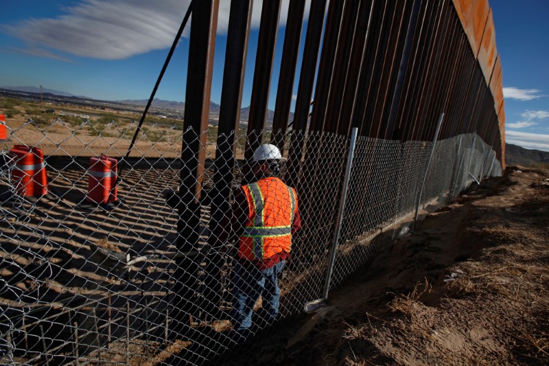 © Reuters. A U.S. worker builds a section of the U.S.-Mexico border wall at Sunland Park, U.S. opposite the Mexican border city of Ciudad Juarez