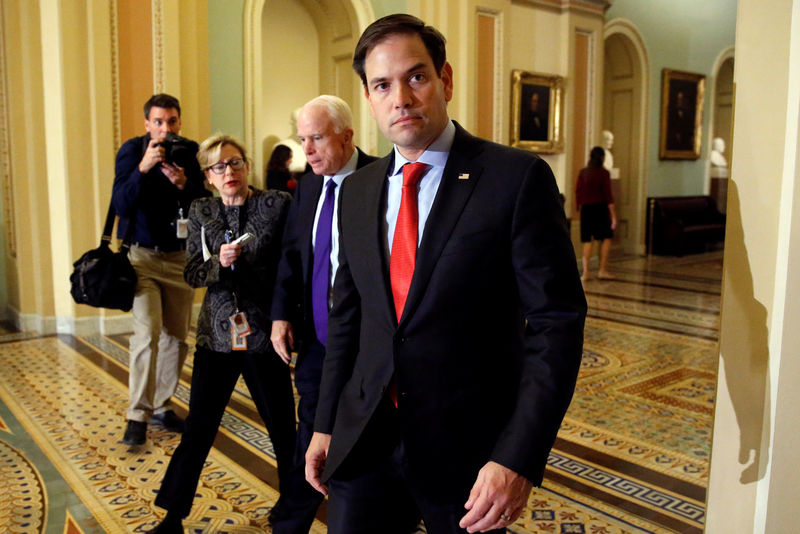 © Reuters. U.S. Senators McCain and Rubio arrive for Senate Republican party leadership elections at the U.S. Capitol in Washington