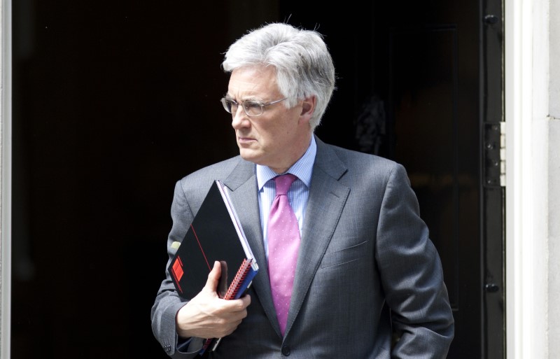 © Reuters. The chairman of the Financial Services Authority, Adair Turner, leaves Downing Street in central London