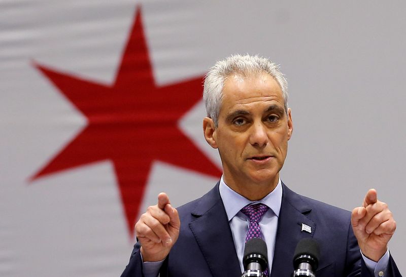 © Reuters. File photo of Chicago Mayor Rahm Emanuel delivering a speech in Chicago