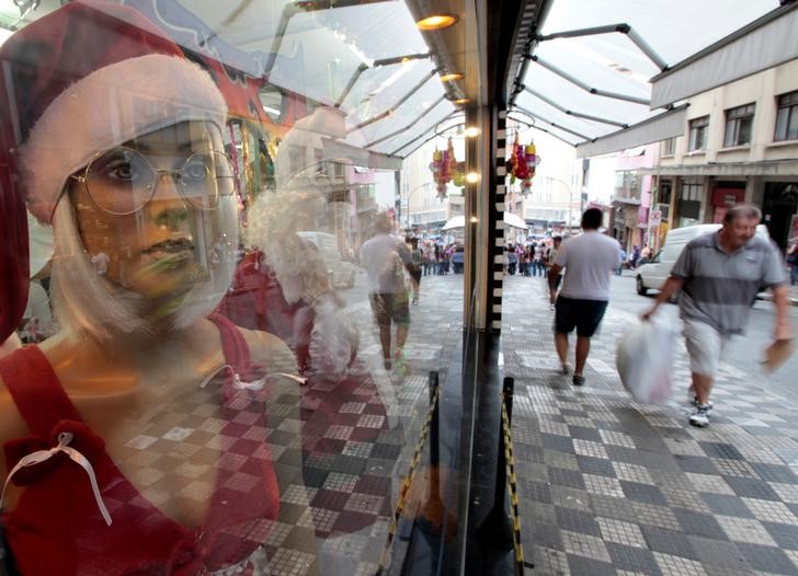 © Reuters. Pessoas caminham em frente a loja em rua de comércio popular no centro de São Paulo