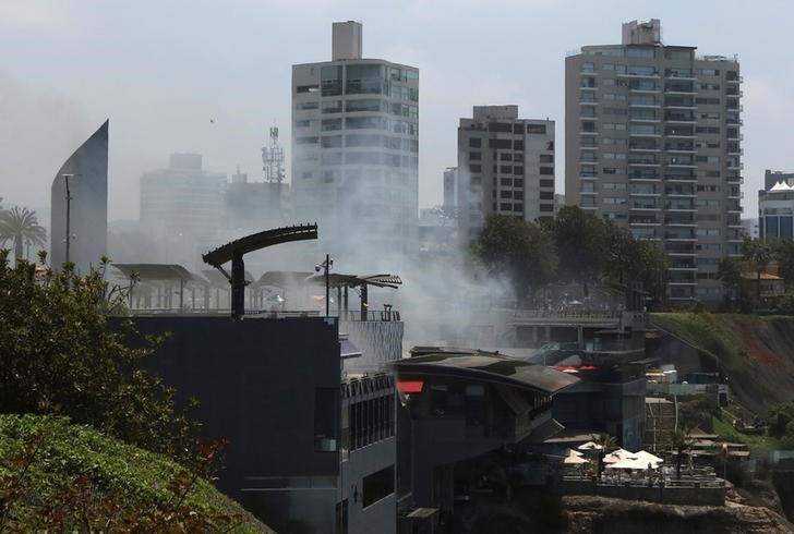 © Reuters. Fumaça é vista no shopping center Larcomar em Lima, Peru, nesta quarta-feira