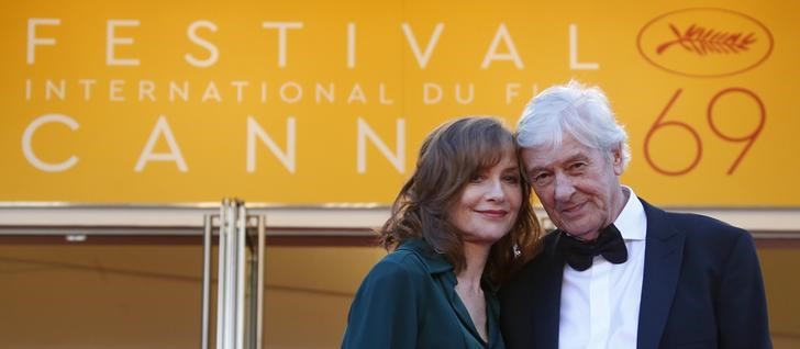 © Reuters. Diretor Paul Verhoeven (D) e atriz Isabelle Huppert no tapete vermelho antes da exibição do filme "Elle", no 69º Festival de Cinema de Cannes, em Cannes, na França