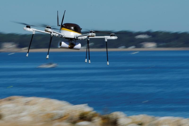 © Reuters. A drone, made by CyPhy Works, carries a UPS package on Children's Island off the coast of Beverly