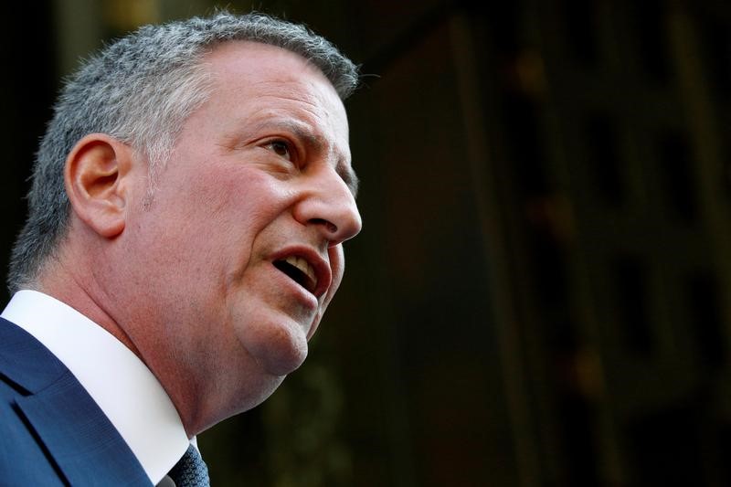 © Reuters. New York City Mayor Bill de Blasio speaks with the media after meeting with U.S. President-elect Donald Trump at Trump Tower in New York