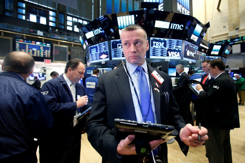 © Reuters. Traders work on the floor of the NYSE