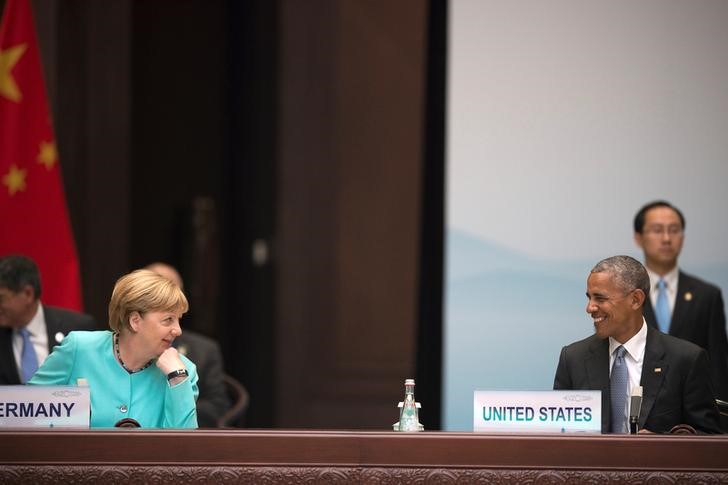 © Reuters. Chanceler alemã, Angela Merkel, conversa com o presidente dos EUA, Barack Obama, na abertura do G20 em Hangzhou, na China