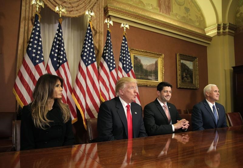 © Reuters. U.S. President-elect Donald Trump and Melania Trump meets with Speaker of the House Paul Ryan on Capitol Hill in Washington