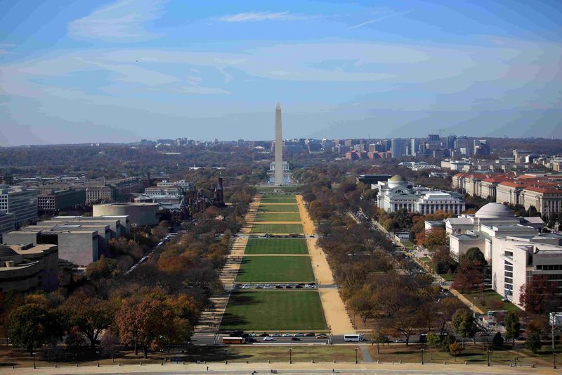 © Reuters. File photo of the National Mall is seen from the rebuilt cast-iron dome of the U.S. Capitol in Washington, U.S.