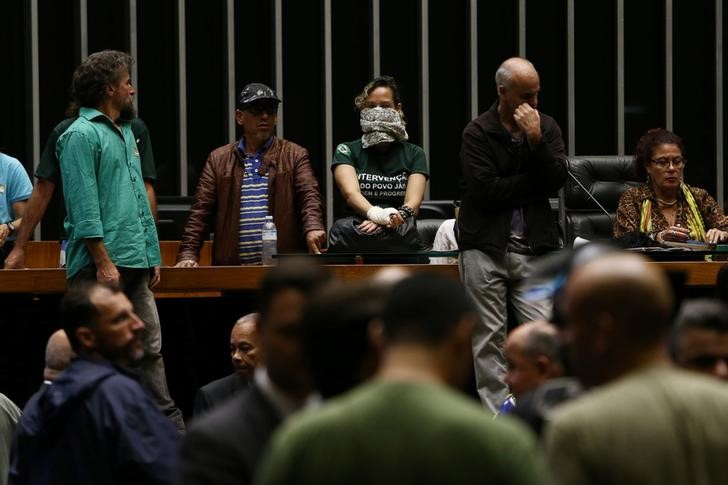 © Reuters. Manifestantes fazem protesto na Câmara dos Deputados