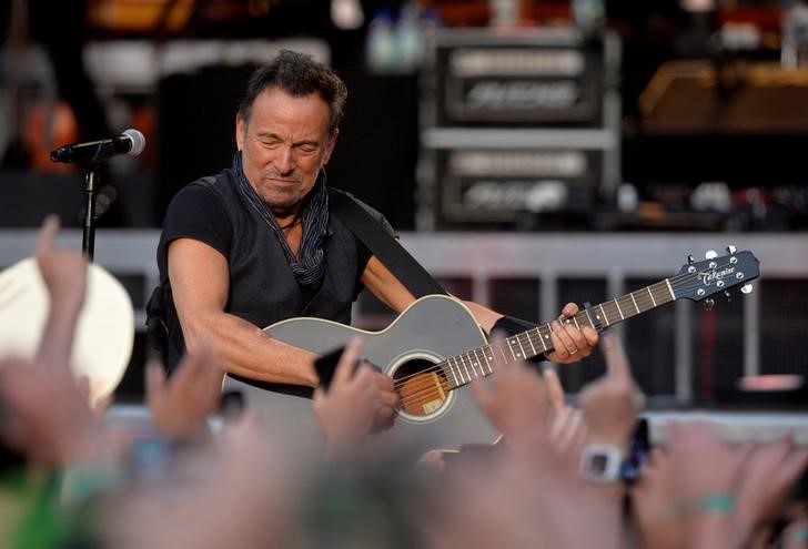 © Reuters. Músico Bruce Springsteen durante apresentação no estádio Anoetaem San Sebastian