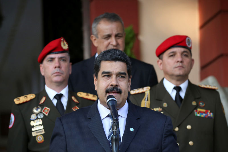 © Reuters. Venezuela's President Nicolas Maduro (C) talks to the media after his meeting with OPEC Secretary-General Mohammed Barkindo at Miraflores Palace in Caracas