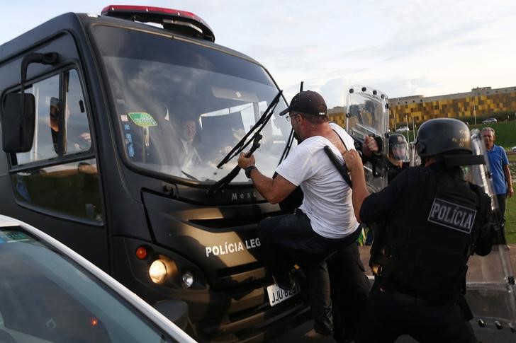 © Reuters. Manifestantes e polícia entram em confronto após invasão à Câmara