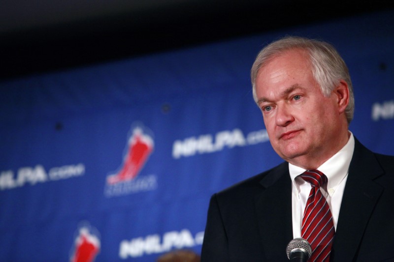 © Reuters. Donald Fehr, executive director of the National Hockey League Players' Association, speaks at a news conference in New York