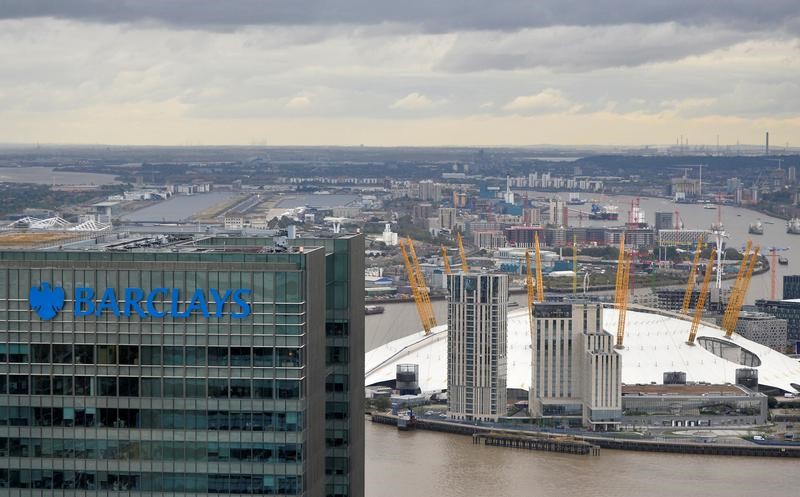 © Reuters. A Barclays bank office is seen at Canary Wharf in London