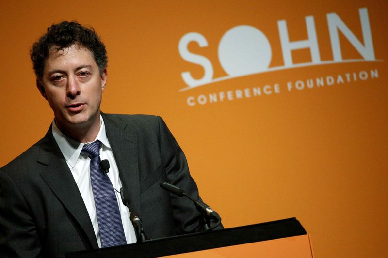 © Reuters. Jeffrey Smith, Managing Member, CEO and Chief Investment Officer for Starboard Value LP., speaks at the Sohn Investment Conference in New York