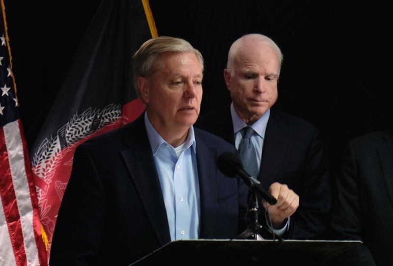 © Reuters. U.S. Senator Lindsey Graham speaks to reporters in Kabul, Afghanistan