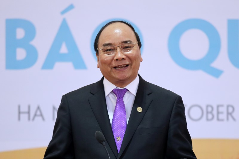 © Reuters. Vietnam's Prime Minister Nguyen Xuan Phuc speaks during a news conference in Hanoi