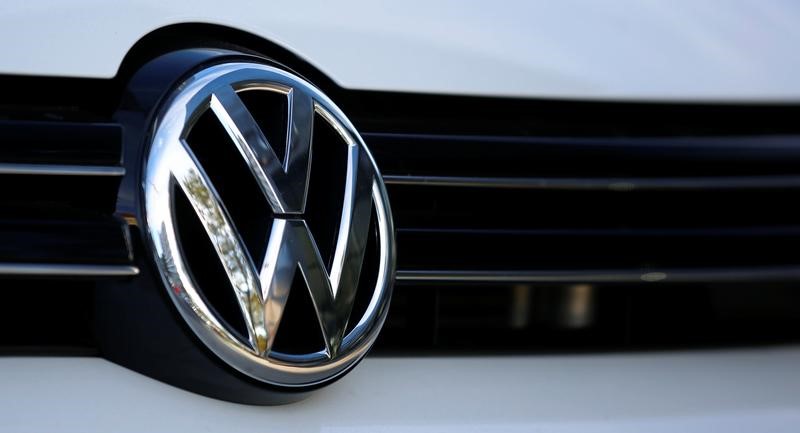 © Reuters. The logo of German car maker Volkswagen is seen on a car outside a garage in Vienna