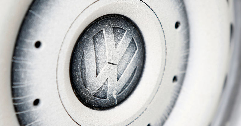 © Reuters. File photo of Volkswagen logo on wheel in Grafenwoehr