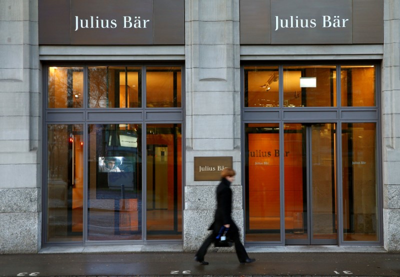 © Reuters. A woman walks past a branch of Swiss private bank Julius Baer in Zurich