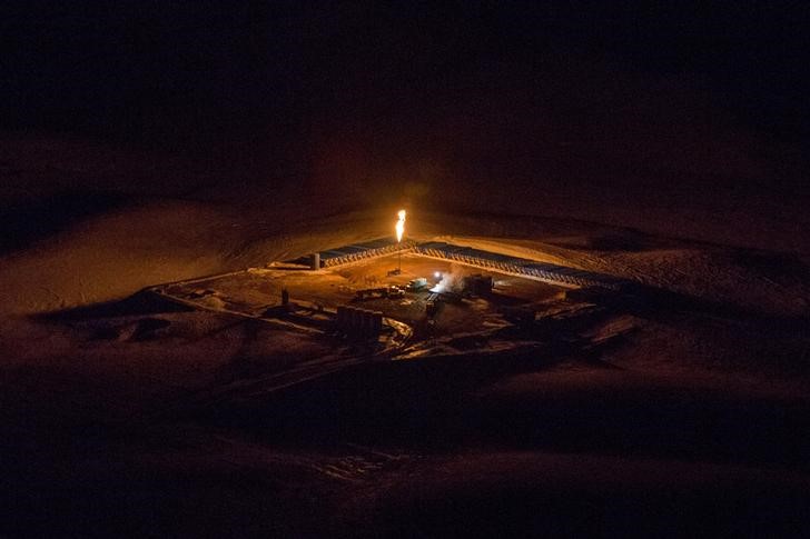 © Reuters. Газовый факел в Уиллистоне, Северная Дакота
