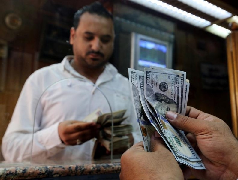 © Reuters. السوق السوداء للعملة تطل برأسها من جديد في مصر